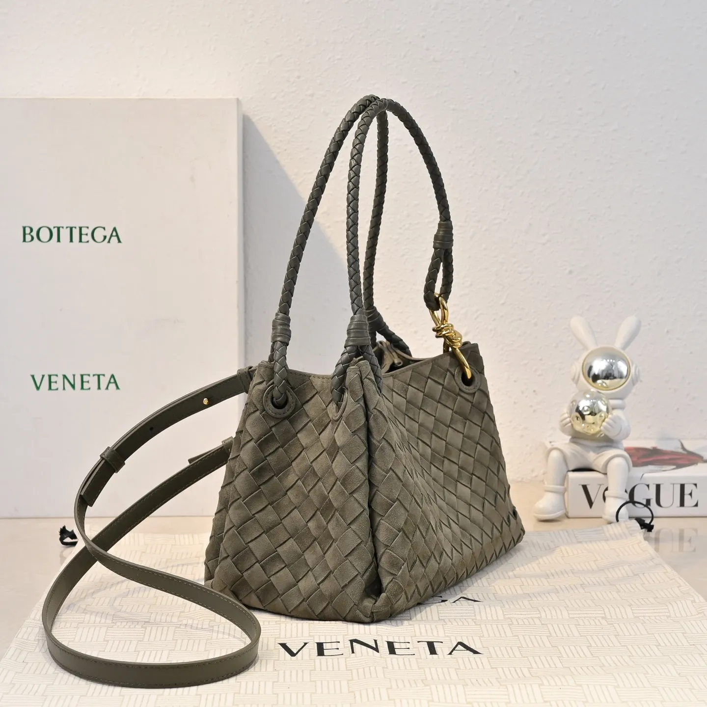 Batch 2060 BOTTEGA VENETA2025 new autumn medium suede parachuta has a unique appearance with the iconic metal knot, and a whole piece of leather folds the four corners into a parachute shape! The exquisite Knot metal buckle is like putting jewelry on a bag. It is high-end and elegant. Its super capacity can hold all your things! The overall effect of this bag is very different from before. It is neither too delicate to provide a large capacity nor too bulky because of its practicality. It simply provides a perfectly suitable bag for casual and simple people👜 Style number: 5921 Size: 29.5*18.5*17.5cm